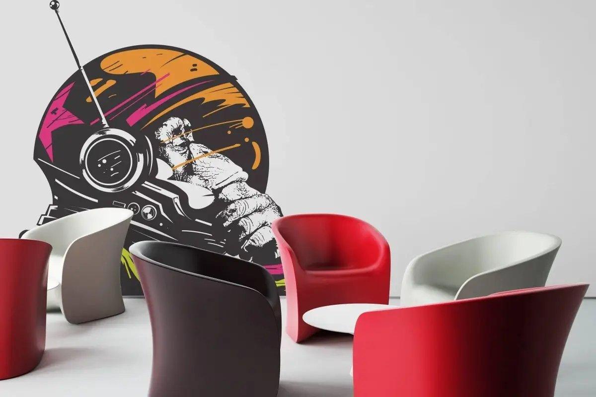 Яркая настенная наклейка с шимпанзе в скафандре.