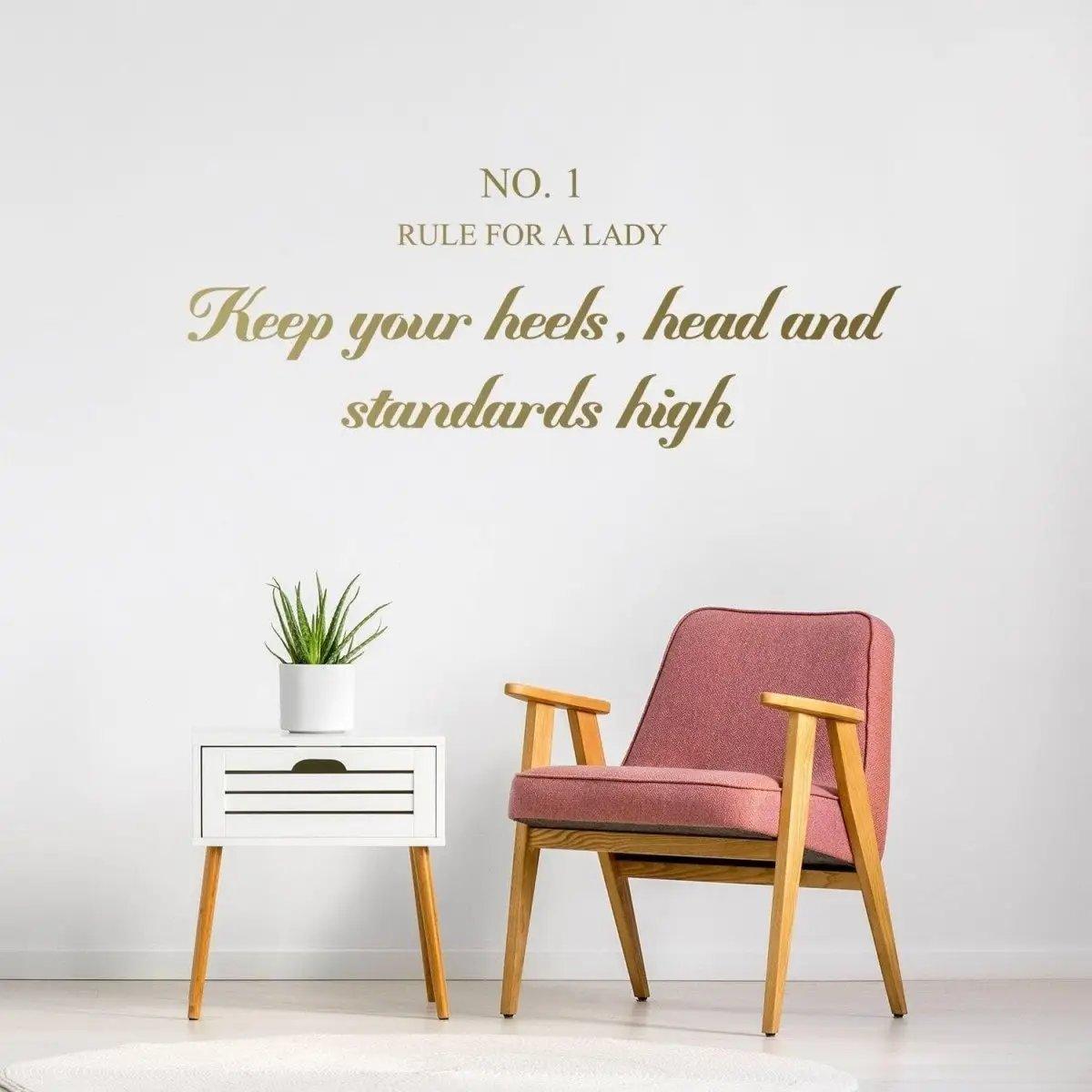 Фраза Keep your heels, head and standards high над креслом