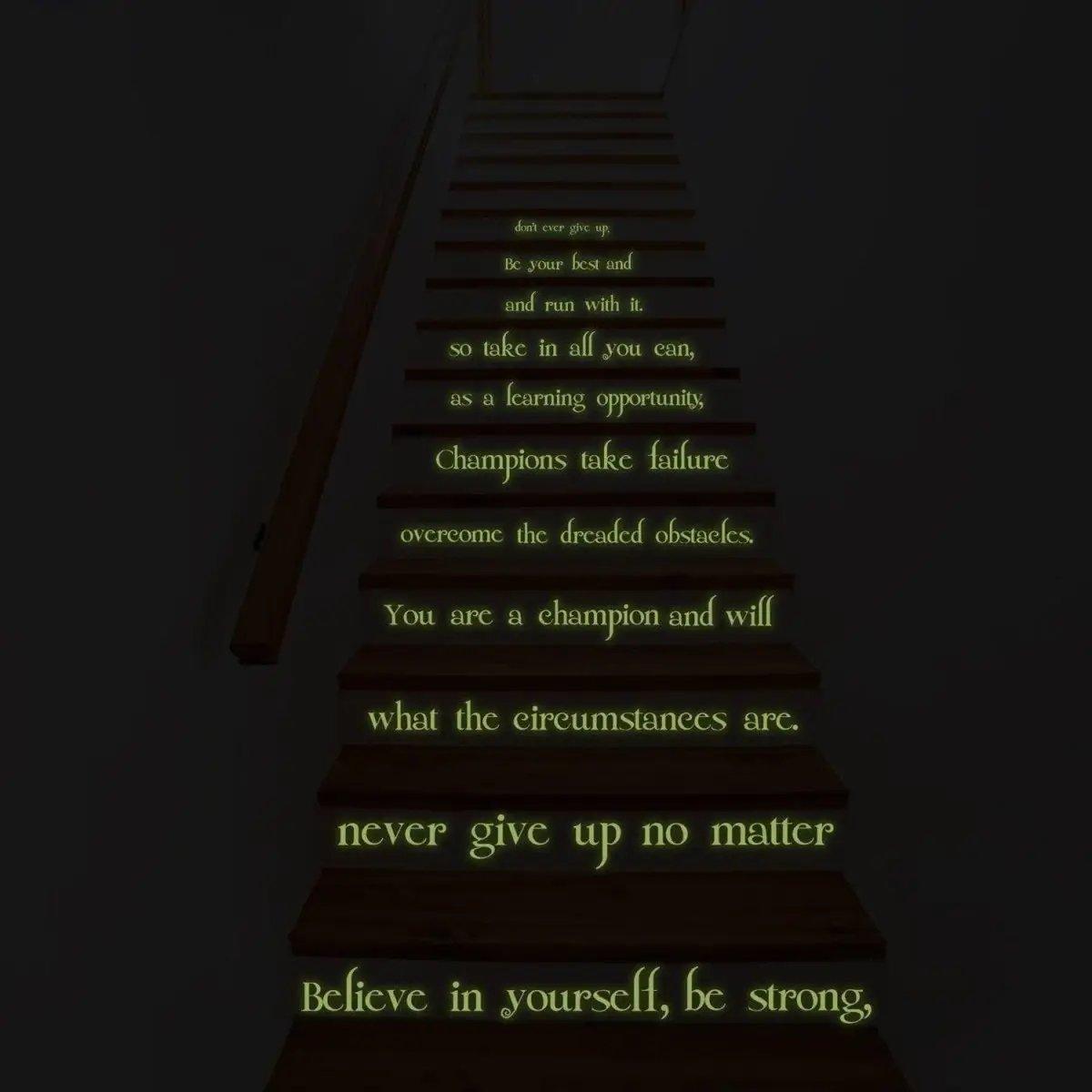 Фразы Believe in Yourself на лестнице в темноте