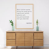 Печатный постер с персонализированной цитатой на комоде.