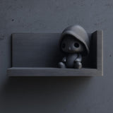 3D-печатная полка с маленькой фигурой в капюшоне.