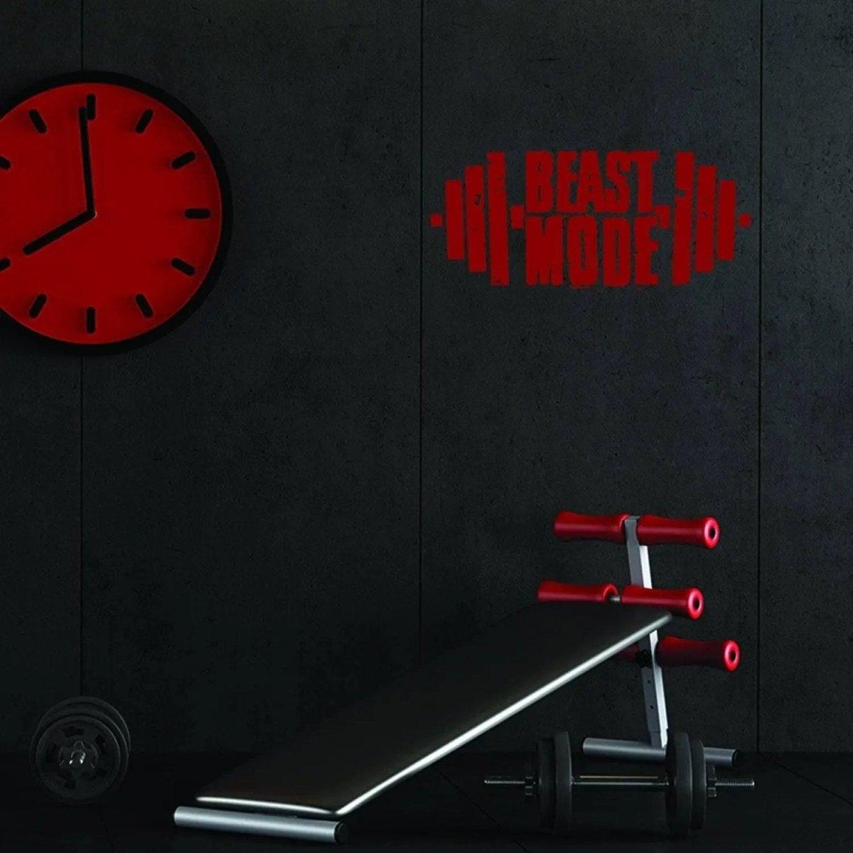 Надпись Beast Mode над скамьёй и гантелями