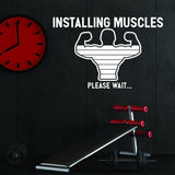 Надпись Installing Muscles Please Wait над тренажёрами