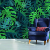 Фотообои с зелёными листьями в интерьере с синим креслом.