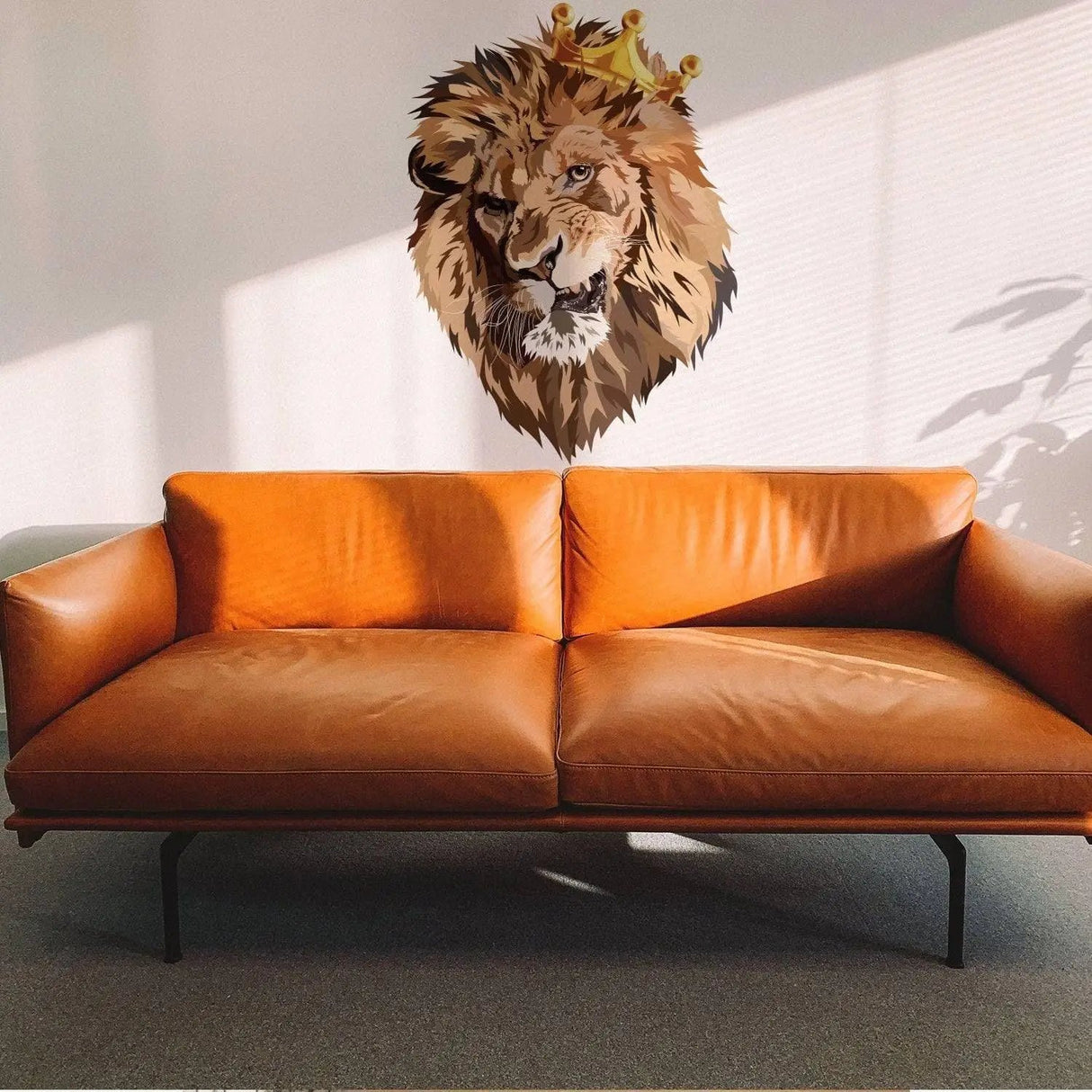 Настенная наклейка с львом над кожаным диваном