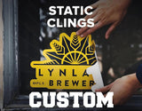 Нанесение персонализированной наклейки static cling на окно.