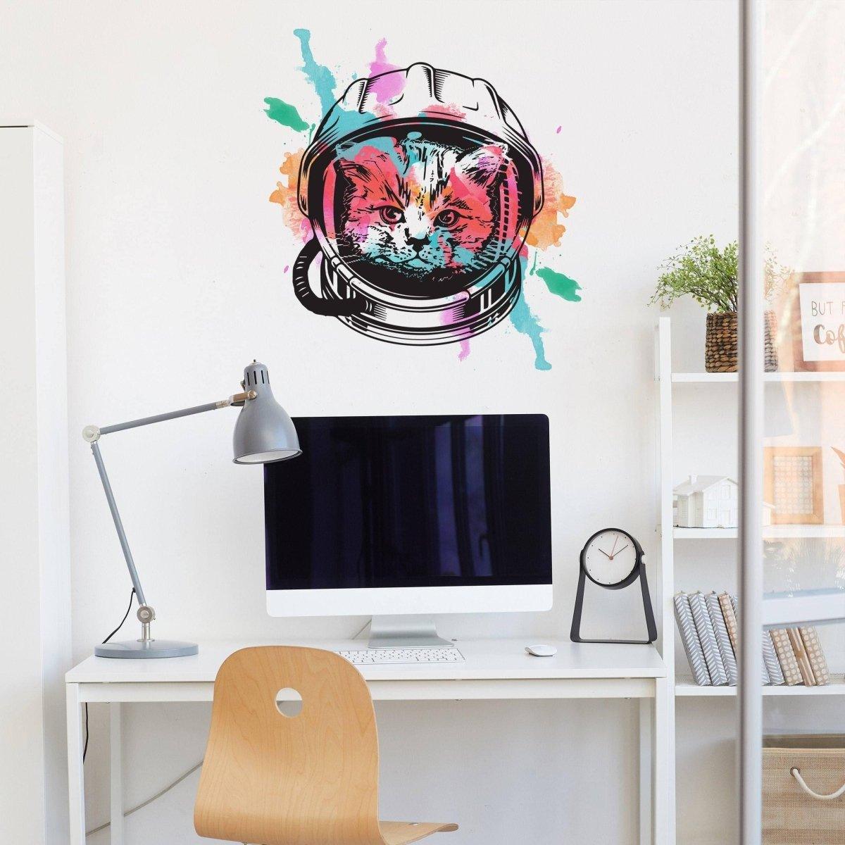 Наклейка с котёнком-космонавтом на стене детской комнаты.