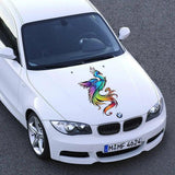 Печатная графика с цветным фениксом на капоте белого автомобиля.