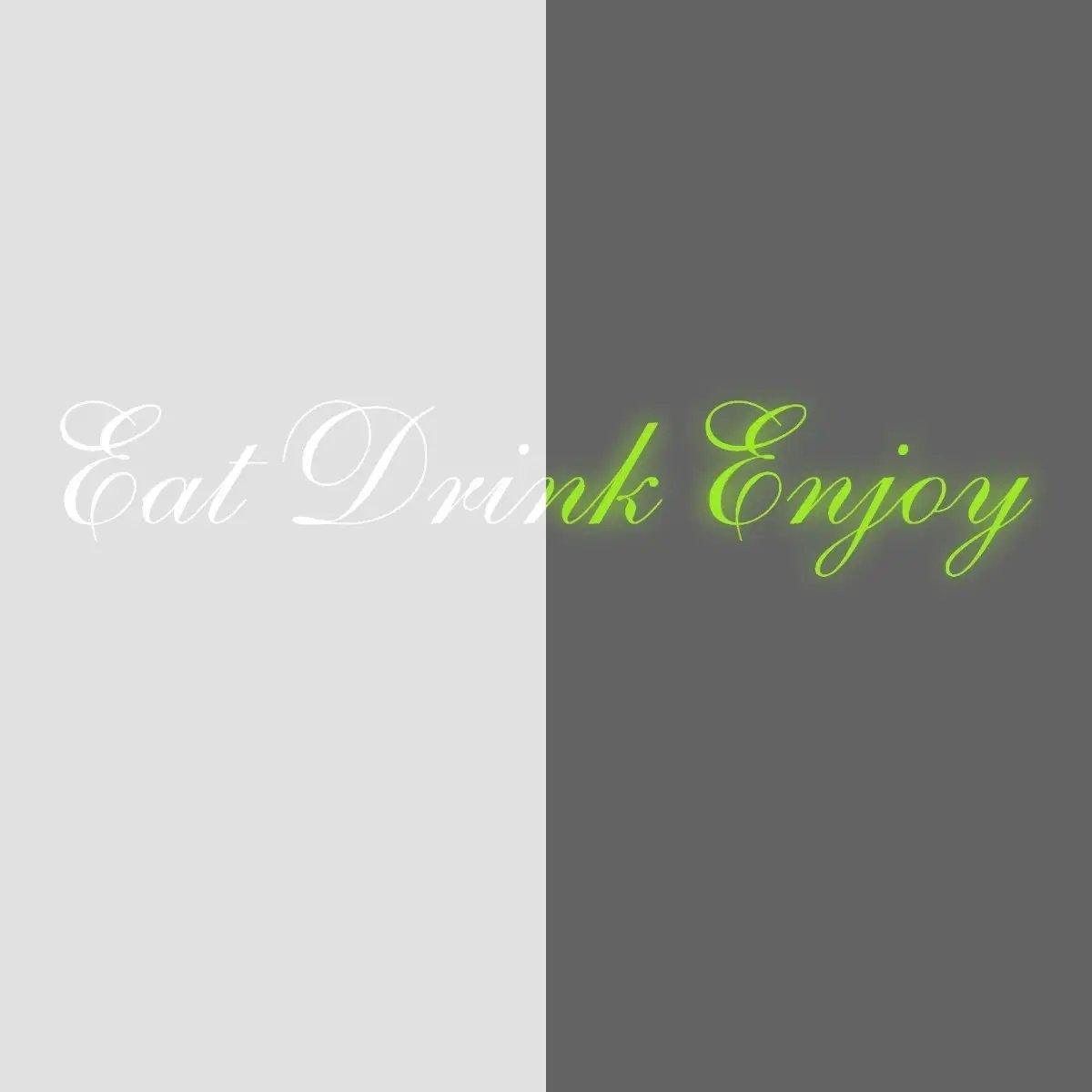 Фраза Eat Drink Enjoy днём и в темноте