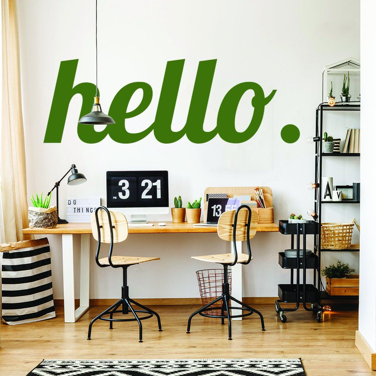 Зелёная виниловая надпись Hello над рабочим столом.