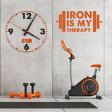 Надпись Iron Is My Therapy на стене тренировочной зоны.
