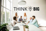 Надпись THINK BIG на стене рабочего пространства.