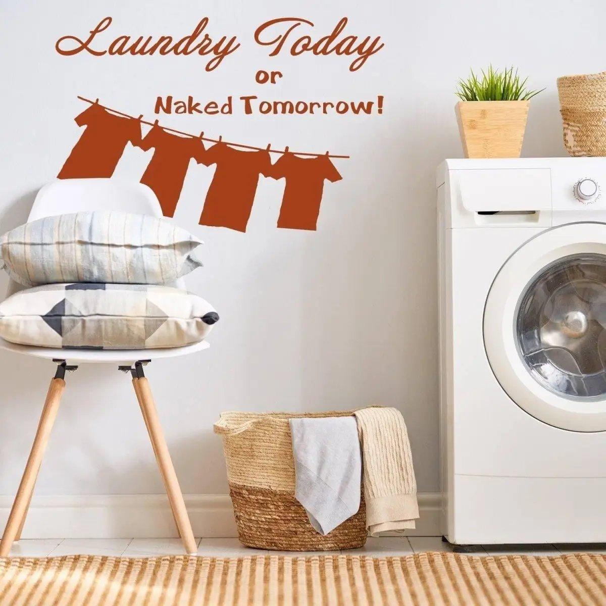 Надпись Laundry Today or Naked Tomorrow над стиральной машиной